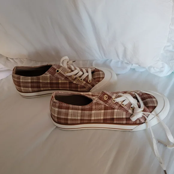 Arizona Jeans Plaid Canvas Sneakers - Picture 9 of 9